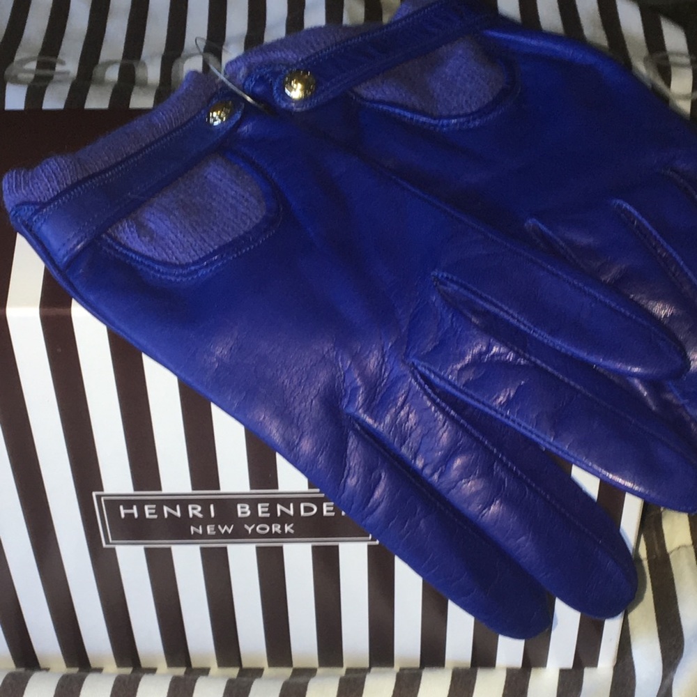 Henri Bendel NWT Italian leather/cashmere gloves.